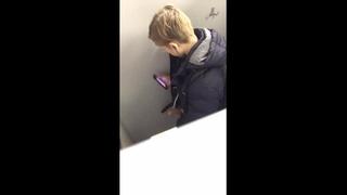 Парни натуралы дрочат в туалете