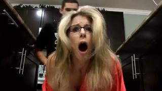 Сын принудил маму к сексу раком на кухне (реальный инцест Milf Mommy Sonnie Middle-aged Mummy Incest мать и сын молодые заставил)