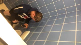 Спалил парня за дрочкой в туалете