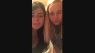 Сексуальные танцы от блондинки и брюнетки (periscope/перископ)