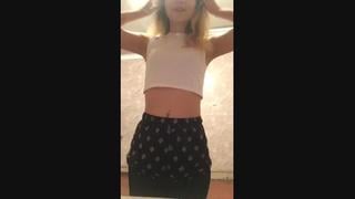 Танцы девушки с сочной попкой в колготках (periscope/перископ)