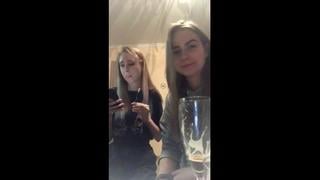 Подружки засосались на дне рождения (перископ/periscope)