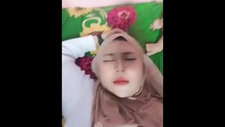 Wanita berjilbab cantik lagi tidur atau lagi apa?