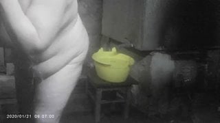 Две зрелые пышки моются в бане на скрытую камеру