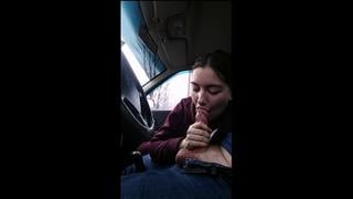 Скрытой камерой трусливая авто минетчица и говорливый водятел