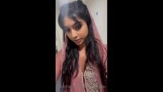 Арабская беженка шлюшка ублажает белый хуй господина за визу (домашнее порно ебет суку раком трах в киску кончил на лицо секс)