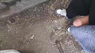 Jamoat transportidagi porno suratlarda etakni kozdan kechirish