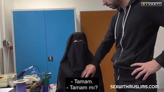 Çarşaflı Kız Patrona Veriyor
