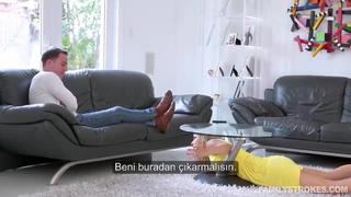 Masanın Altına Sıkışan Annesini Sikiyor