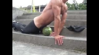 Спортсмен развлекается с арбузом [гей порно, трах, ебля, gay porn]