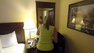 Жена встречает гостей