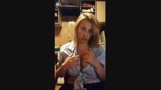 Пьяная школьница пока родителей нет дома показывает большие красивые сиськи в перископе