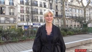 Зрелая блонда повелась на пикап и анально потрахалась с молодым незнакомцем порно онлайн