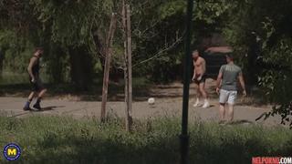Зрелая дама с большими дойками раздвигает ноги для двойного проникновения порно онлайн