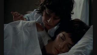 The son touches the pussy of the sleeping mother (incest in the cinema, paws mom for pussy, saw that my mother has between the legs) 