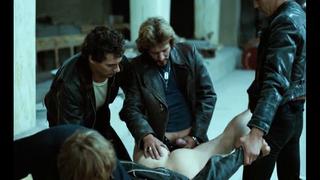 Геи молодые парня и кончают ему в жопу (поймали и секс мужика , сперма вытекает из анала , опускают)