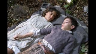 Одноклассница дала потрогать свою писю (кончил в штаны , одноклассница без трусов , первый раз увидел пизду)