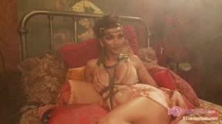 Чернокожая транс царица клеопатра доминирует над парнем