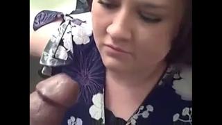 Замужняя за деньги отсосала на камеру