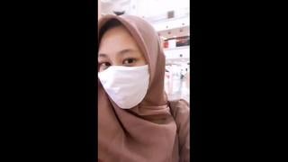 Cewek berjilbab pakai masker masuk ke mall cari sesuatu
