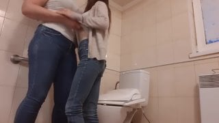 Лижет подруге в туалете пока кто то усыкается