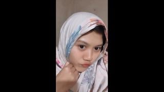 Selfie monyongin mulut cewek cantik berkerudung tanpa suara