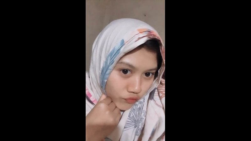 Selfie monyongin mulut cewek cantik berkerudung tanpa suara
