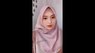 Wanita cantik putih mulus berjilbab