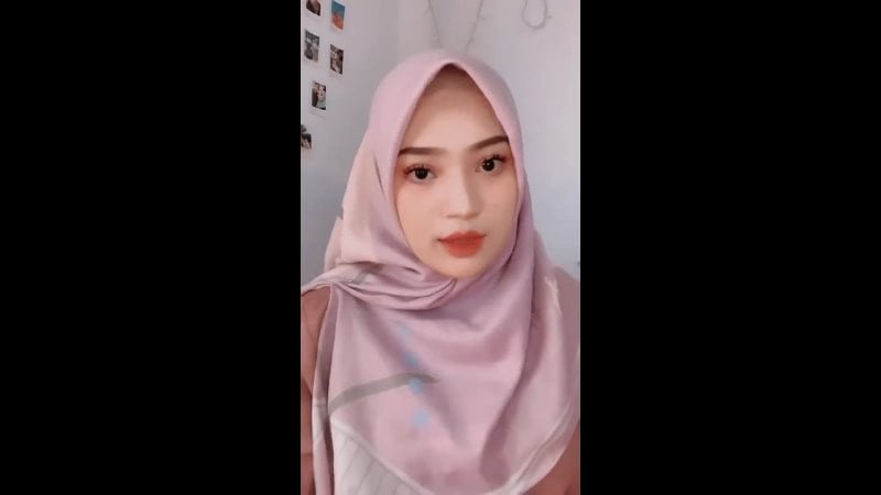 Wanita cantik putih mulus berjilbab