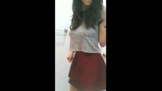 Показывает свои прелести для любовника (webcam, мастурбирует, милашка, solo, пальчиком, школьница, дрочит, красавица, брюнетка)