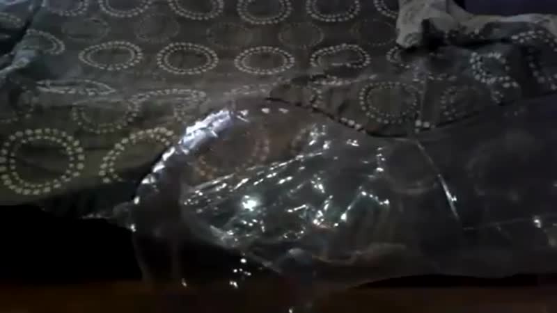 Купил надувную прозрачную куклу и кончил в нее