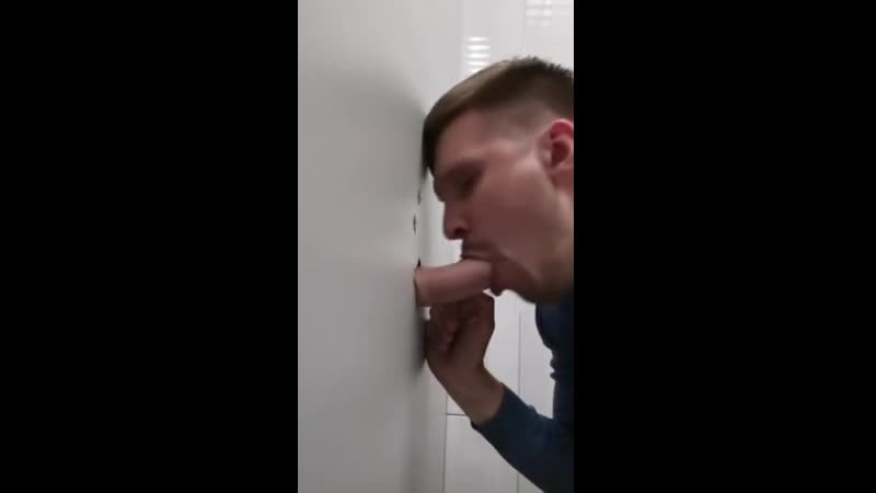 Отсосал мужику в туалете тц (русское гей порно видео, russian gay porn video, glory hole, глори хол, дырка прославления, минет)