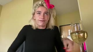 Nastya Kamenskixning seksual yalangoch videosi Nastya Kamenskixning seksual yalangoch videosi