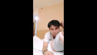 Lagi ldr malah ceweknya live ngentot sama cowok lain [hjko] (1) mp4