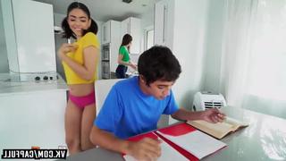 Подруга с ее мамой ублажили парня (threesome , Ffm , жмж Sex секс Assfuck анал минет Humungous Hooters Butt Teenager Milf)