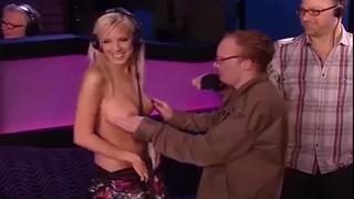 Bibi jones даёт в прямом эфире трогать свою грудь ведущим howard stern show flash tits public give them to touch her boobs tit