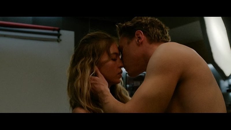 Эротическая сцена из фильма вуайеристы (2021)