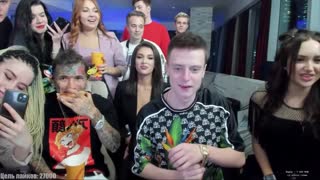 Девушка показывает задницу на стриме🔞🔥 mellstroy девушки со стримов