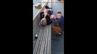 Пьяный мужик вылизывает русской бабе пизду при друзьях на улице [ русское, не порно, русское порно ]