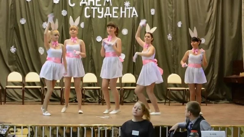 Девочки светят трусики под юбкой во время танца