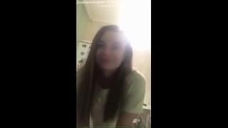 Школьница шлюшка студентка девушка пьяная показала сиськи и жопу в перископе