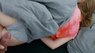 Брат дрочит на спящую сестру