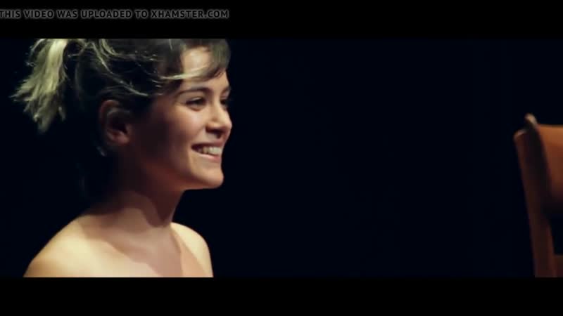 Сексуальные обнаженные девушки на сцене французского театра