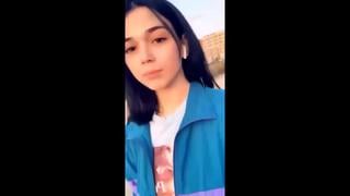 Школьница показывает сиськи на улице