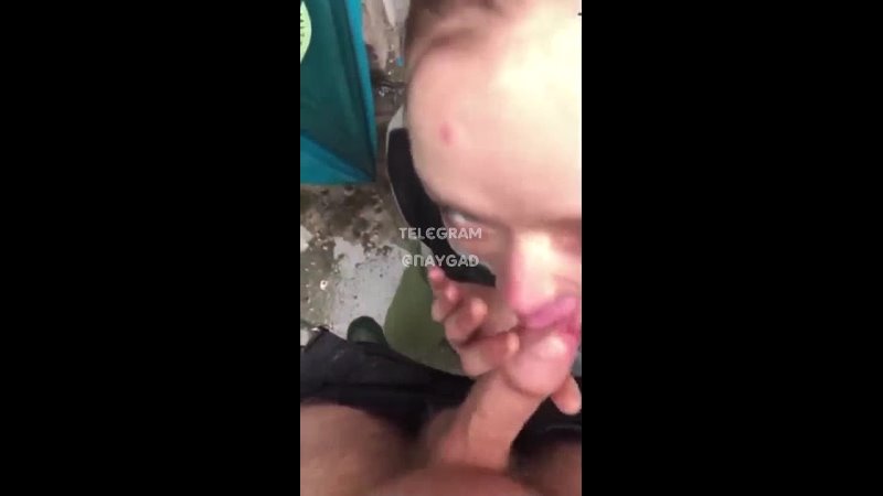 Парень не испугался и дал отсосать свой член на улице страшной, мерзкой наркоманке на неё смотреть то страшно, а тут свой член