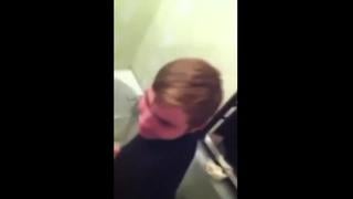 Подруги отнимают пьяную блядь которую уже ебут