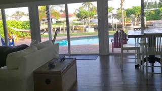 Сынок трахает мачеху, пока она убирает на кухне