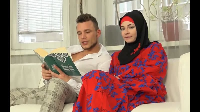 Mehmonxonada porno film Porno qizlar it uslubida ozini namoyon qiladi