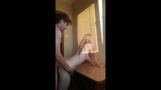 Секс с младшей сестрой на кухне (слив, скрытая камера ) trim