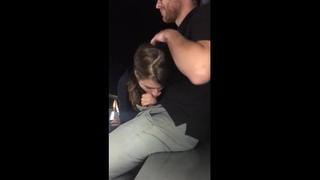 ذهبنا في نزهة على الأقدام وفي النهاية امتصنا على الجسر (اللسان الجنسي العام، أخذ في فمي في الحديقة، شفط الهواة، الفيديو المنزلي)